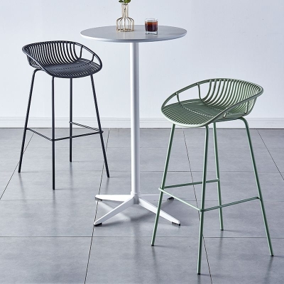 Barhocker mit nordischer R&uuml;ckenlehne und Metallgestell, armloser Caf&eacute;-Barstuhl aus Kunststoff mit 4 Beinen