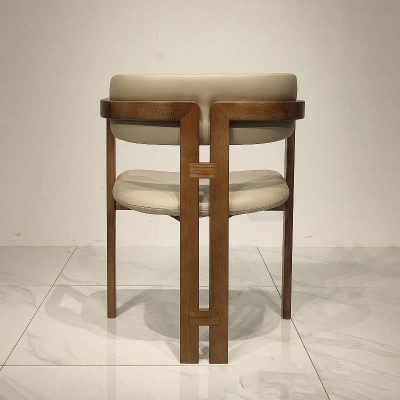 Gepolsterte Esszimmerst&uuml;hle. Zeitgen&ouml;ssische Sessel mit Holzgestell