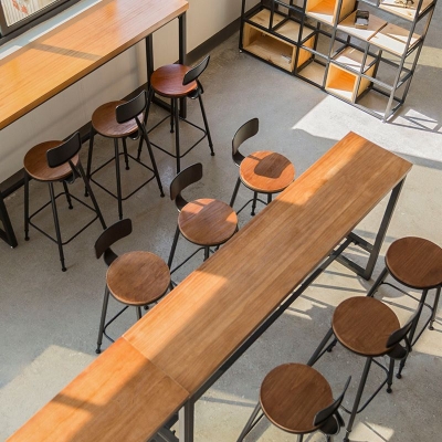 Glam Barhoher Tisch, Massivholz-Bartisch mit schwarzem Sockel f&uuml;r Restaurant