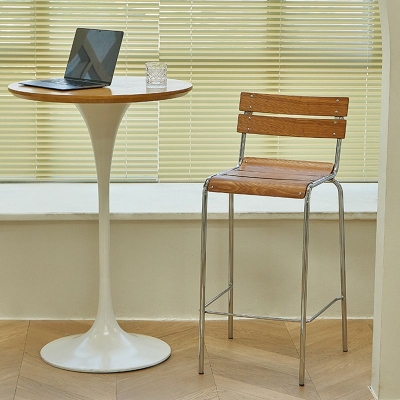 Moderner Thekenhocker aus Holz mit niedriger R&uuml;ckenlehne und Fu&szlig;st&uuml;tze
