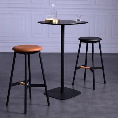 Moderner Barhocker mit rundem Sitz und Metallbeinen f&uuml;r zu Hause