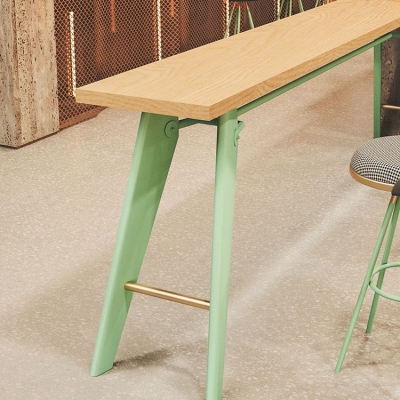 Bistrotisch mit massiver Holzplatte, Pub-Tisch mit Metallrahmen im Glam-Stil