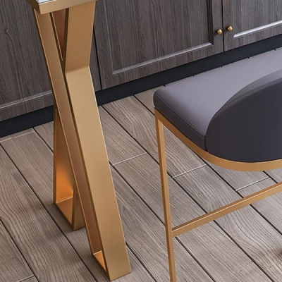 Wei&szlig;er und goldener Bistro-Bartisch. Moderner Bistro-Bartisch mit Steinplatte
