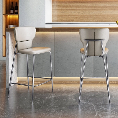 Moderner Barhocker mit Lederr&uuml;ckenlehne und Metallgestell