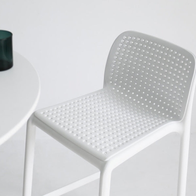 Industrieller Barhocker aus Kunststoff mit niedriger R&uuml;ckenlehne, armloser, stapelbarer Barhocker