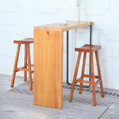 Industrieller Barhocker aus massivem Holz, r&uuml;ckenfreier Thekenhocker f&uuml;r den Au&szlig;enbereich
