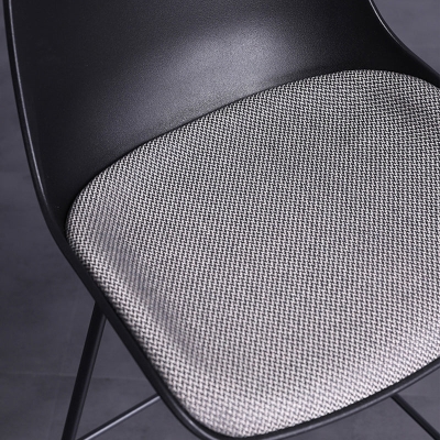Moderner Barhocker aus Kunststoff mit Schalensitz und Metallbeinen