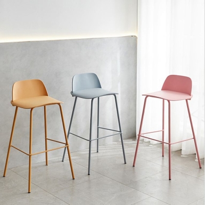 Kunststoffhocker, moderner Barhocker mit niedriger R&uuml;ckenlehne und Metallbeinen