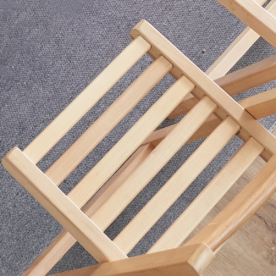 Zeitgen&ouml;ssischer Esszimmerstuhl aus Massivholz mit offener R&uuml;ckenlehne und klappbarem Beistellstuhl
