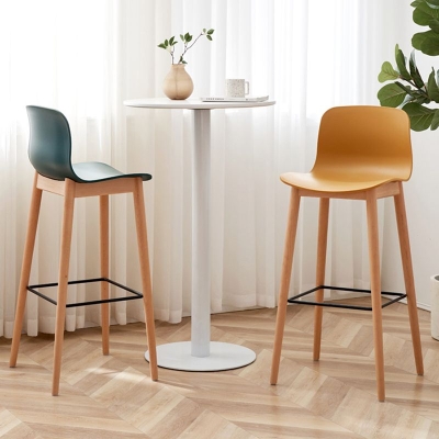 Nordischer, armloser Thekenhocker mit R&uuml;ckenlehne, Caf&eacute;-Barhocker aus Holz mit Kunststoffkissen