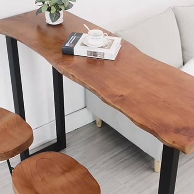 Industrieller Cocktail-Bartisch mit Schlitten aus massivem Holz f&uuml;r das Wohnzimmer