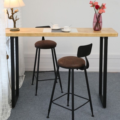 Industrieller Thekentisch mit Massivholzplatte und Metallsockel