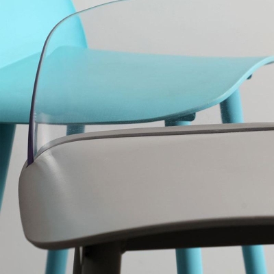 Moderner, armloser Barhocker aus Eisen mit R&uuml;ckenlehne und Acrylsitz und Pedal