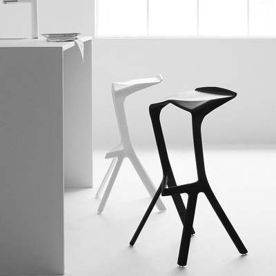 Fu&szlig;st&uuml;tze f&uuml;r den Innenbereich mit niedriger R&uuml;ckenlehne, moderner, stapelbarer Bar- und Thekenhocker aus Kunststoff