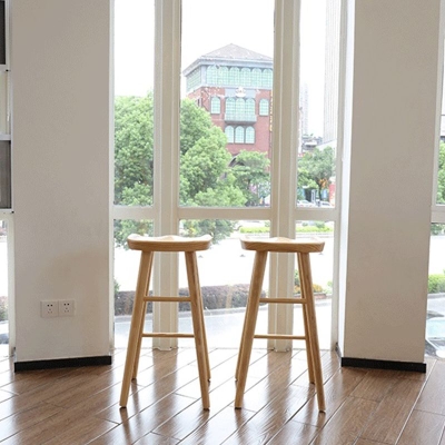 Moderner, armloser, r&uuml;ckenfreier Barhocker aus Holz mit Pedal f&uuml;r den Innenbereich