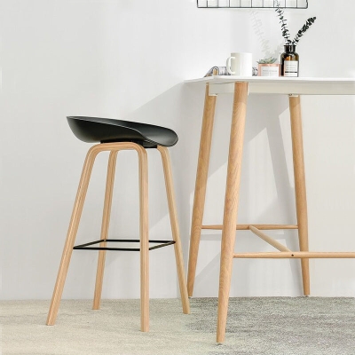 Nordischer Barhocker aus Kunststoff mit Schalensitz und Holzbeinen