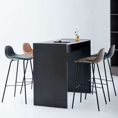 Moderner Barhocker aus Kunstleder f&uuml;r den Innenbereich mit niedriger R&uuml;ckenlehne und Metallbeinen