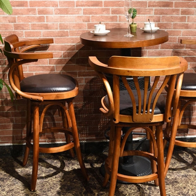 Zeitgen&ouml;ssischer runder Barhocker aus Holz mit Armlehnen und niedriger R&uuml;ckenlehne