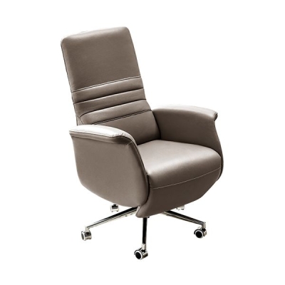 Moderner, nicht st&ouml;render ergonomischer B&uuml;rostuhl mit gepolsterten Armlehnen und Rollen