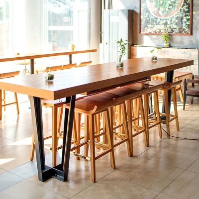 Bartisch im zeitgen&ouml;ssischen Stil, Massivholz-Bar-Esstisch mit Kufengestell
