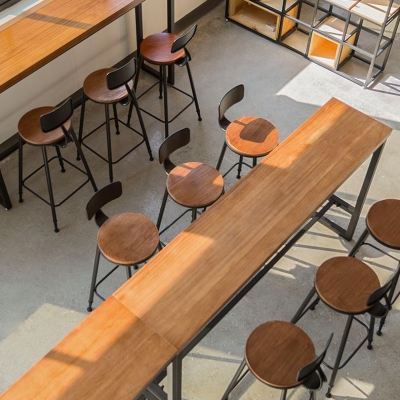 1/4/5/7-teiliges industrielles Bartisch-Set aus Eisen, rechteckiges Bistro-Set aus Kiefernholz mit Fu&szlig;st&uuml;tze