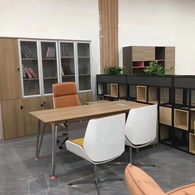 Zeitgen&ouml;ssischer, gepolsterter, armloser Schreibtischstuhl. H&ouml;henverstellbarer B&uuml;rostuhl