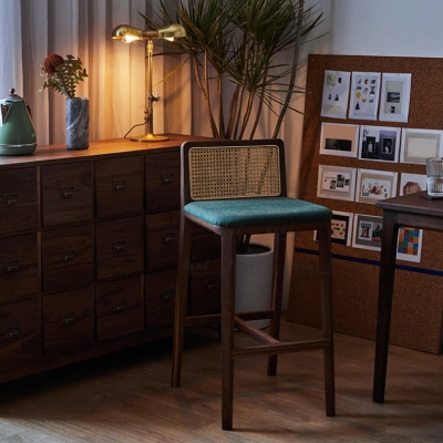 Bar- und Thekenhocker aus braunem Eschenholz, industrielle Hocker f&uuml;r den Innenbereich