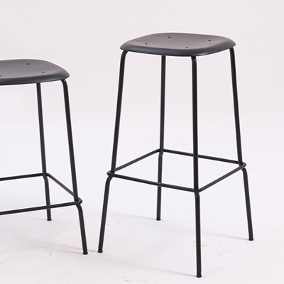 Tresen- und Barhocker aus Massivholz, moderne Innenhocker mit Metallgestell