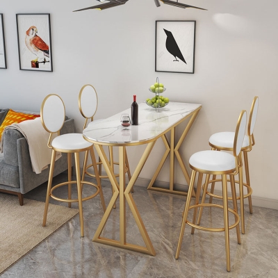 Glamour&ouml;ser Bistrotisch mit goldenem Metallgestell und gl&auml;nzend wei&szlig;er Steinplatte
