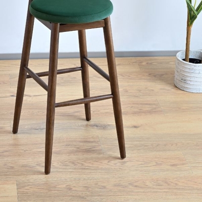 Esszimmerhocker mit niedriger R&uuml;ckenlehne, industrieller, armloser Barhocker mit Holzsockel
