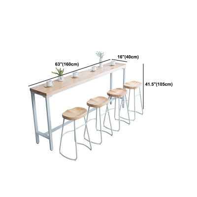 Industrie-Bistrotisch mit wei&szlig;em Metallrahmen und nat&uuml;rlicher Kiefernholzplatte
