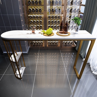 Moderner Tisch aus wei&szlig;em Sinterstein mit Metallsockel f&uuml;r die K&uuml;che und das Wohnzimmer