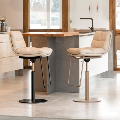 Armloser Thekenhocker im Glam-Stil, h&ouml;henverstellbarer Barhocker aus Leder