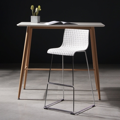 Esszimmerhocker aus Kunstleder. Zeitgen&ouml;ssische Barhocker mit schwarzem Metallgestell