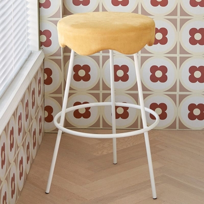 Thekenhocker im zeitgen&ouml;ssischen Stil. Gepolsterter Barhocker in Barh&ouml;he mit Metallgestell