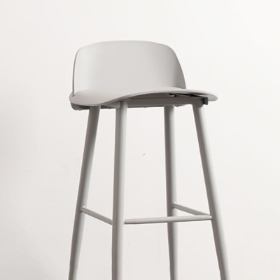 Skandinavischer Barhocker aus Kunststoff mit Metallbeinen in mattem Finish