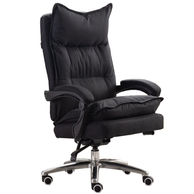 Moderner B&uuml;rostuhl mit Metallgestell und Rollen. Ergonomischer Chef-Arbeitsstuhl mit gepolsterten Armlehnen