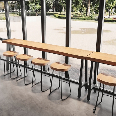 Rechteckiger Thekentisch im industriellen Stil, h&ouml;lzerner Thekentisch f&uuml;r Restaurants