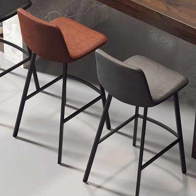 Zeitgen&ouml;ssischer Thekenhocker aus Kunstleder, Bucket-Hocker mit niedriger R&uuml;ckenlehne und Metallbeinen