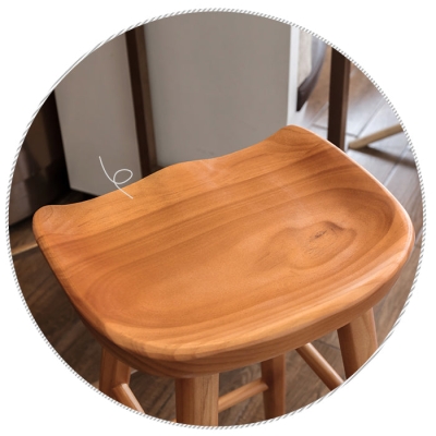 Moderner Barhocker aus massivem Holz mit Fu&szlig;st&uuml;tze und Sattelsitz im Caf&eacute;