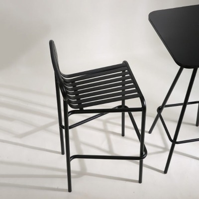 Industrielles quadratisches Bartisch-Set, 1/2-teiliger Thekentisch mit hohen Eisenhockern