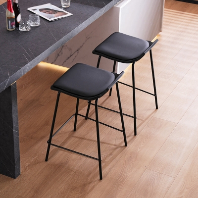 Barhocker aus Metall im Industriestil mit Fu&szlig;st&uuml;tze und Thekenhocker f&uuml;r das Restaurant