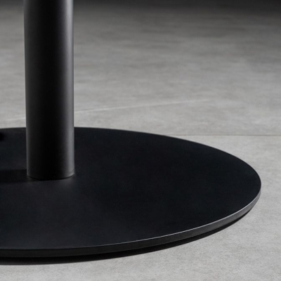 Runder Bartisch mit Holzplatte und Sockel. Industrieller Bartisch mit Metallrahmen