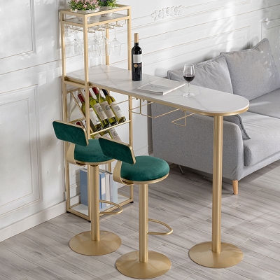 Unregelm&auml;&szlig;ig geformter Stehtisch mit gesinterter Steinplatte. Luxuri&ouml;ser Stehtisch mit doppeltem Sockel