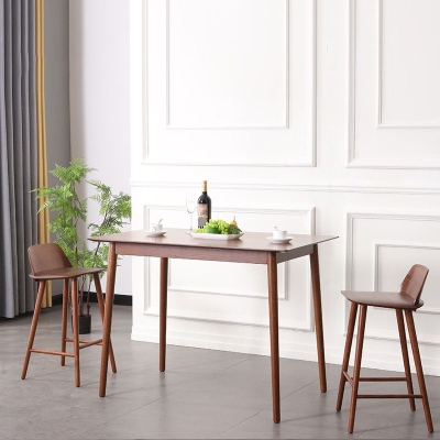 Moderner Barhocker aus Holz mit niedriger R&uuml;ckenlehne und Holzbeinen