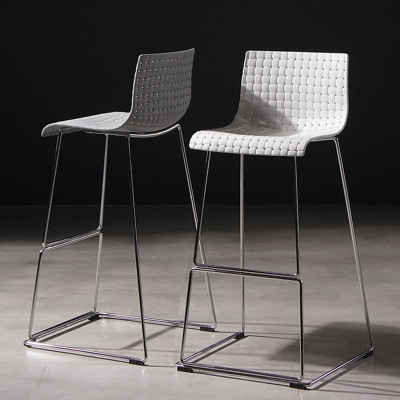 Moderner Barhocker aus Kunststoff mit rechteckigem Sitz und Metallbeinen