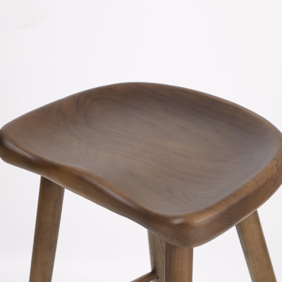Moderner Home-Hocker aus massivem Holz mit mattem Finish und Fu&szlig;st&uuml;tze