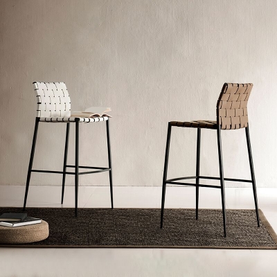 Moderner Barhocker mit Lederr&uuml;ckenlehne und Metallbeinen