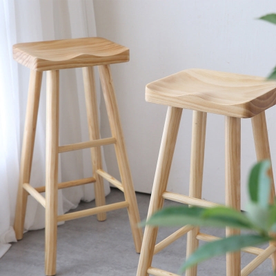 Industrieller, r&uuml;ckenfreier, armloser Barhocker aus Kiefernholz mit Pedal f&uuml;r den Milchteeladen