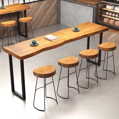 Hellbrauner Stehtisch aus massivem Holz mit schwarzen Kufen, moderner Pub-Tisch f&uuml;r kleine Pl&auml;tze